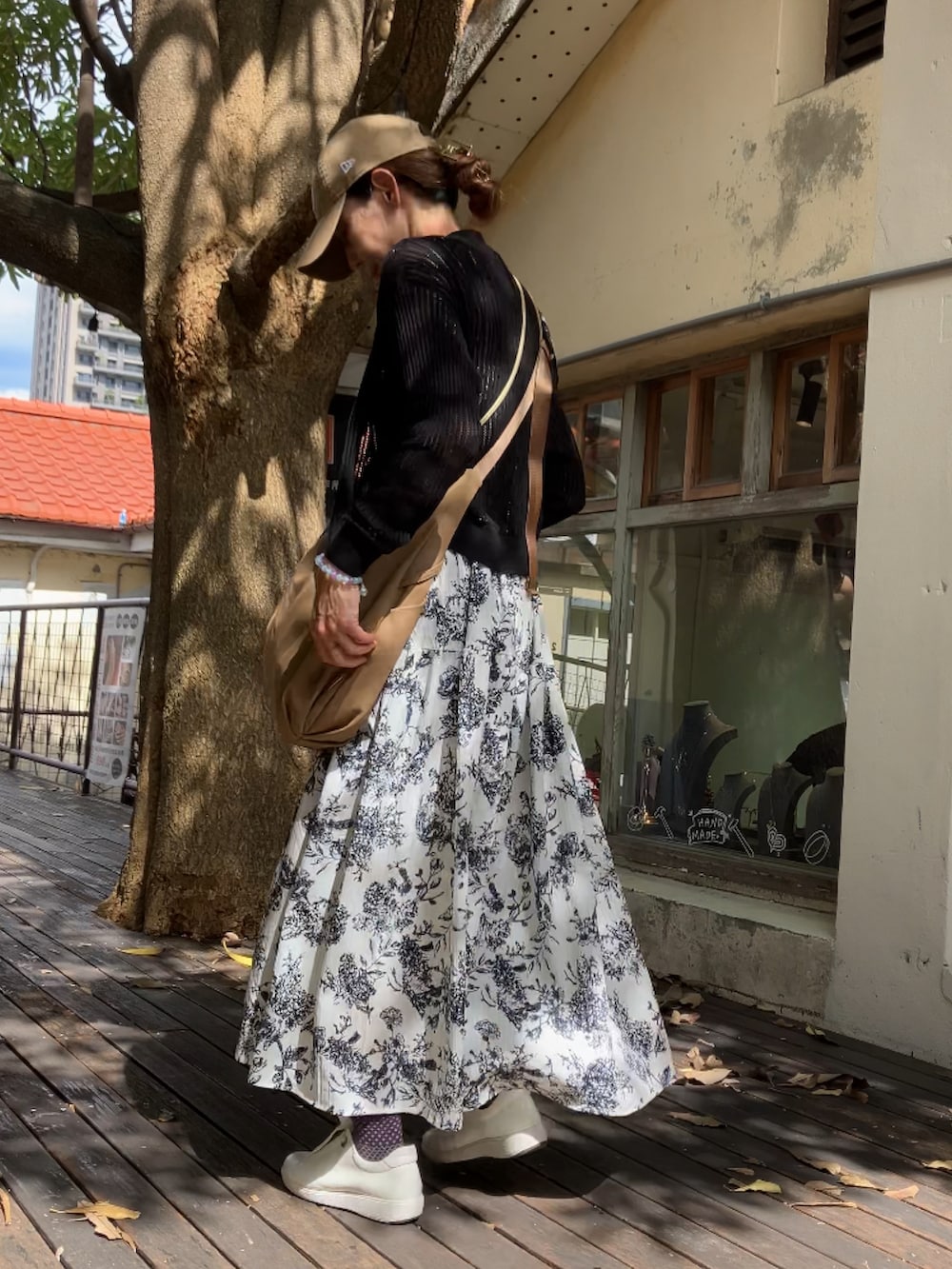 ベージュ系のショルダーバッグ、ホワイト系のワンピース/ドレス、ベージュ系のキャップを着用したレディースの夏コーディネートの4枚目の写真