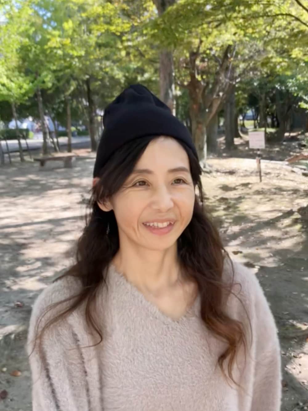 ブラック系のニットキャップ/ビーニーを着用したレディースの秋コーディネートの3枚目の写真