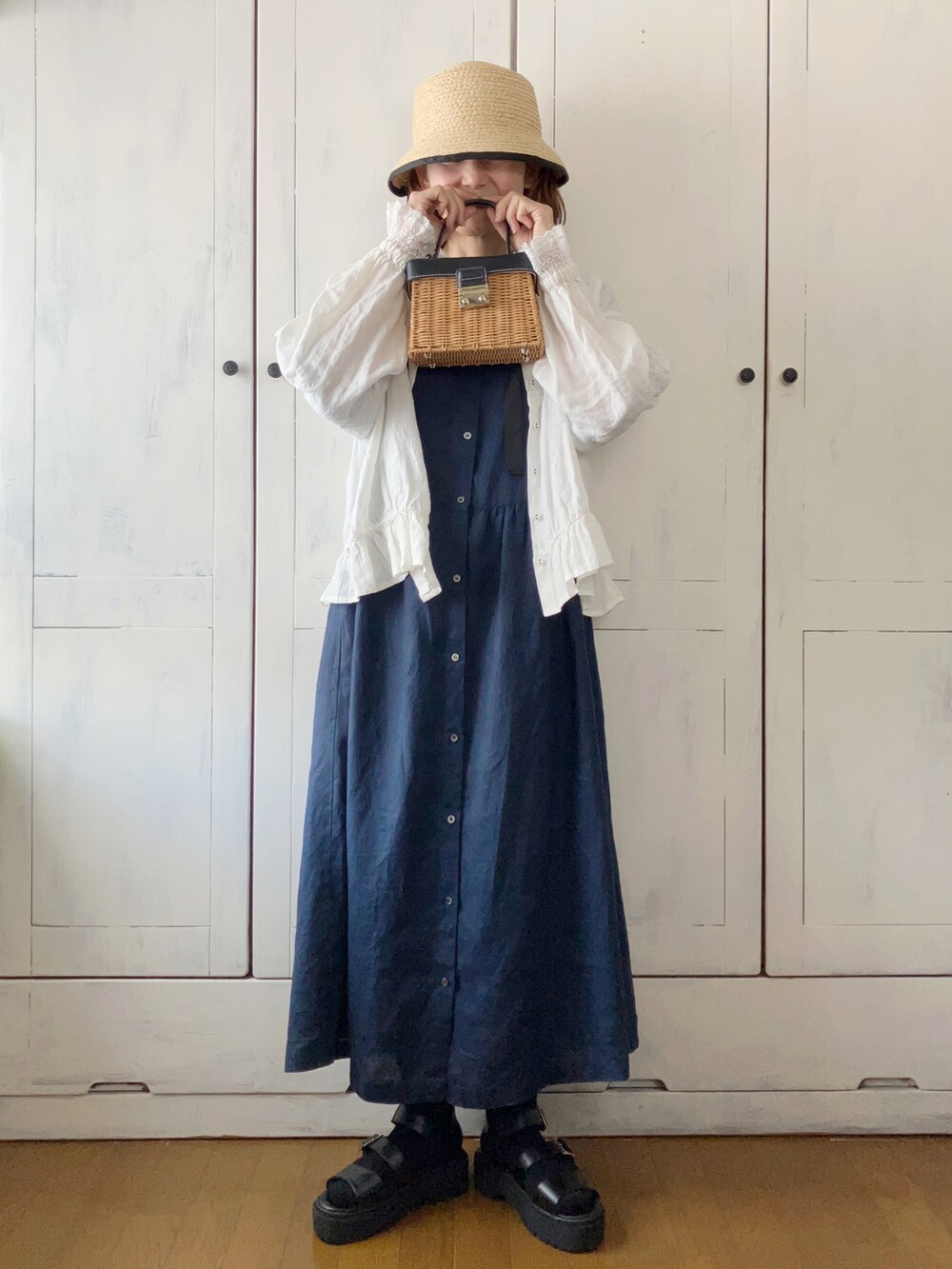 「春服デビュー宣言、リネン、リネンワンピース、クレアデリス、Crea delice、Samansa Mos2、kazumiコラボ、リネンブラウス、ハット、ボンネット、SM2、ナチュラル、大人ガーリー、ZARA、かごバッグ」｜「Crea deliceの丈が選べる　ナチュラル素材のスタイルアップワンピース（ワンピース/ドレス、ブルー系）」を使った、まゆみんさん（レディース・160cm）の春コーディネートの2枚目の写真