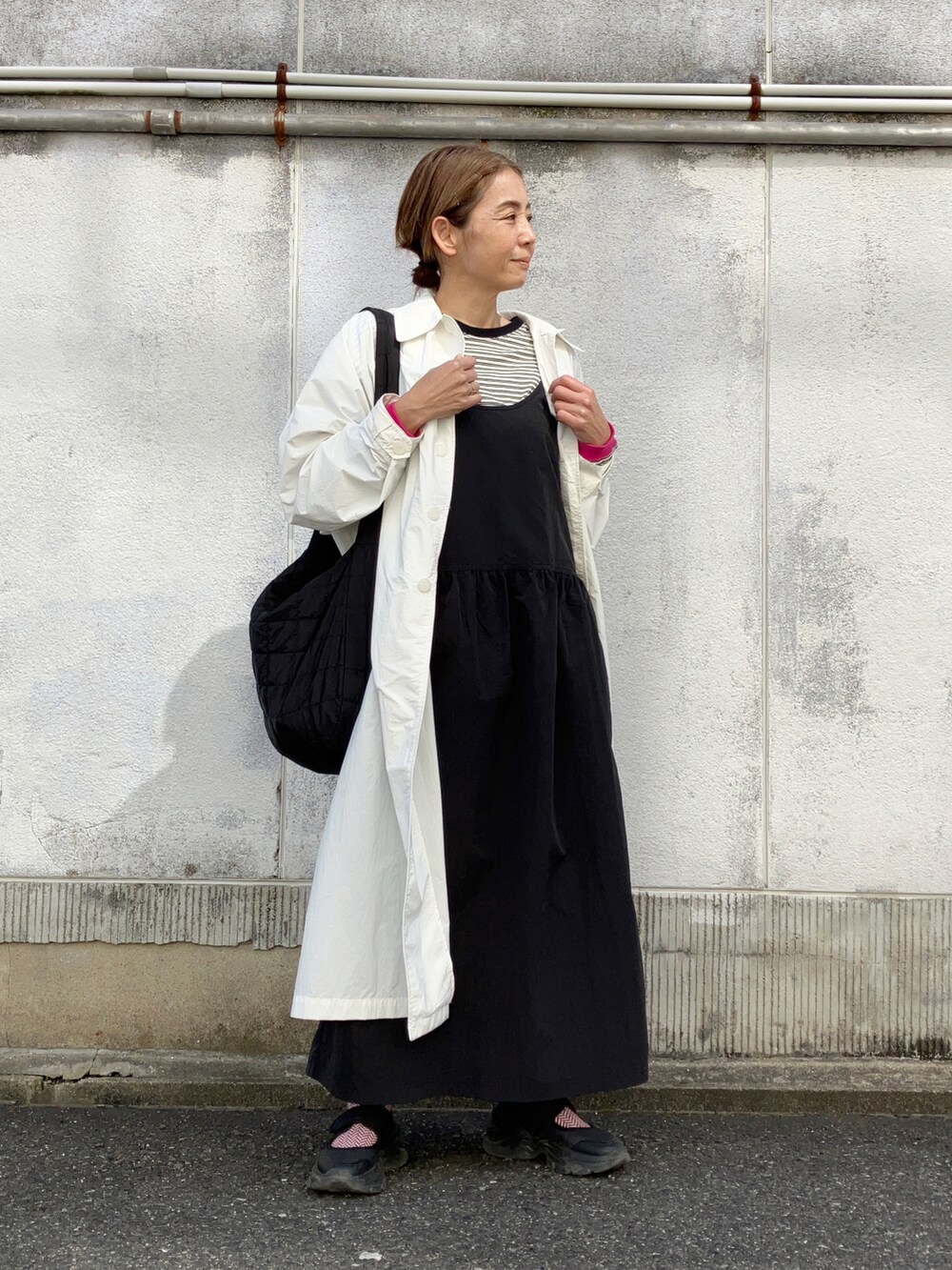 ブラック系のTシャツ/カットソー、ブラック系のワンピース/ドレス、ブラック系のショルダーバッグを着用したレディースの春コーディネートの2枚目の写真