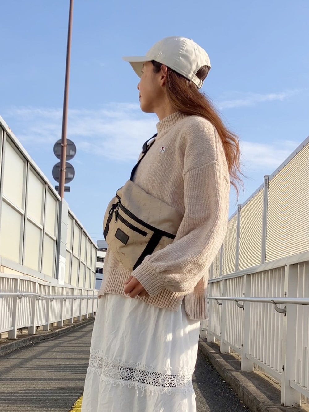 その他のショルダーバッグ、ベージュ系のニット/セーター、ベージュ系のキャップを着用したレディースの冬コーディネートの2枚目の写真