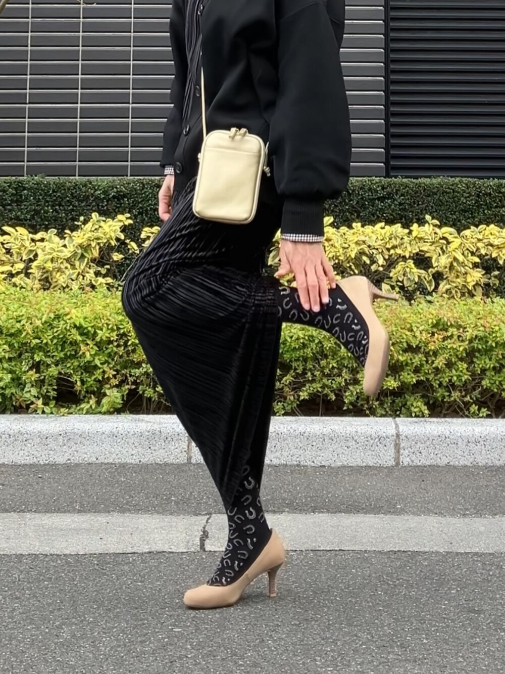 ベージュ系のシューズ、ブラウン系のシャツ/ブラウス、ブラック系のワンピースを着用したレディースの冬コーディネートの2枚目の写真