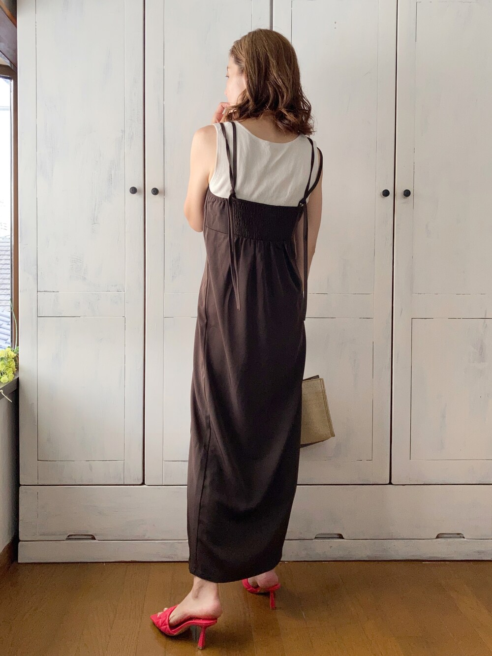 ブラウン系のワンピース、グレー系のハンドバッグ、ピンク系のサンダルを着用したレディースの夏コーディネートの2枚目の写真