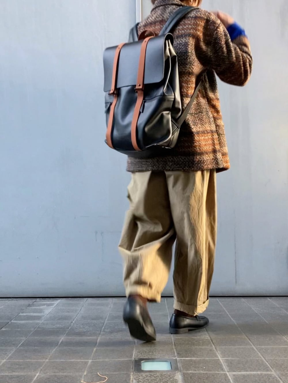 ブラウン系のテーラードジャケット、ブルー系のカーディガン/ボレロ、ブラウン系のバックパック/リュックを着用したレディースの秋コーディネートの3枚目の写真