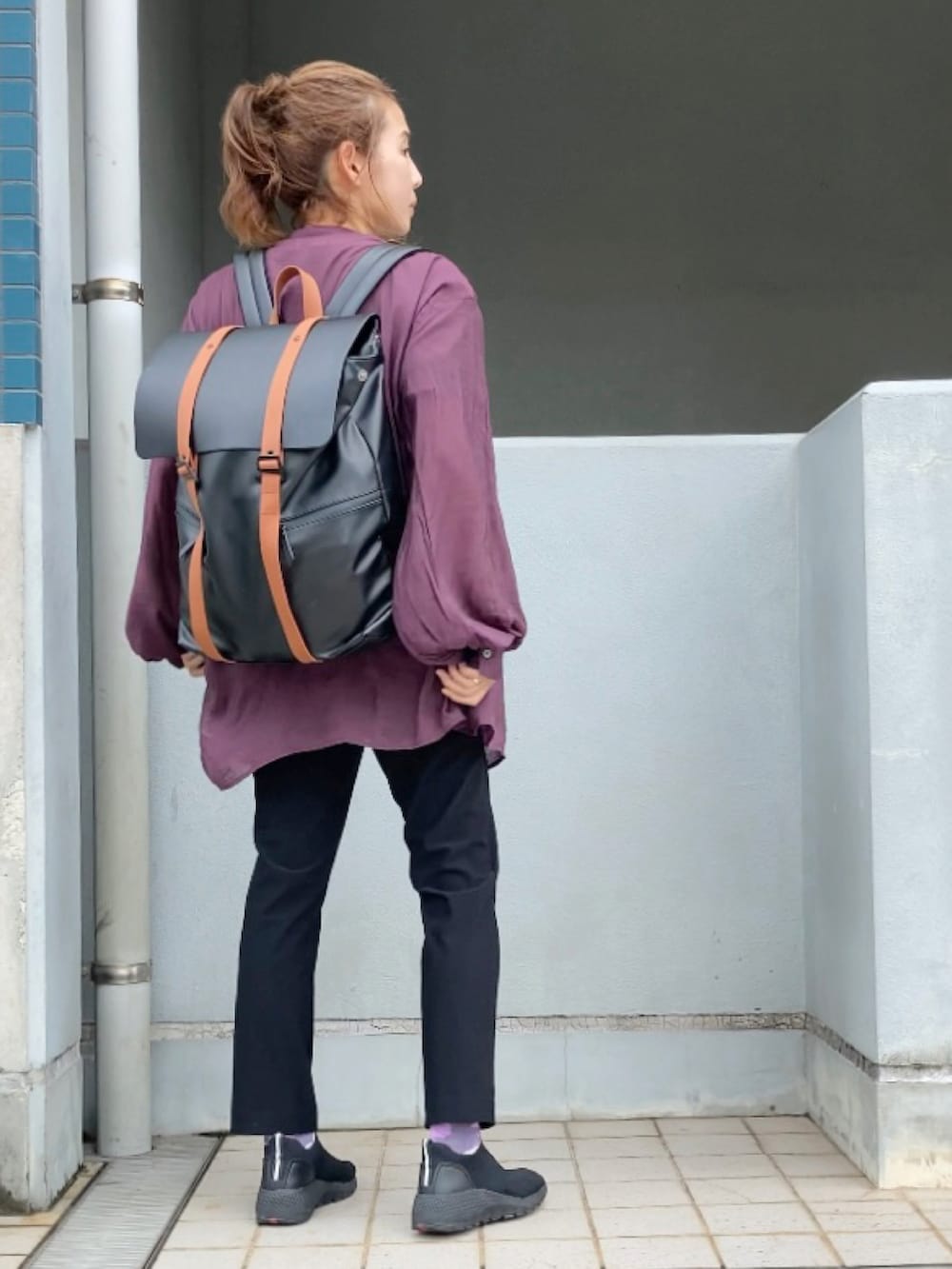 ブラック系のパンツ、グレー系のTシャツ/カットソー、パープル系のシャツ/ブラウスを着用したレディースの夏コーディネートの4枚目の写真