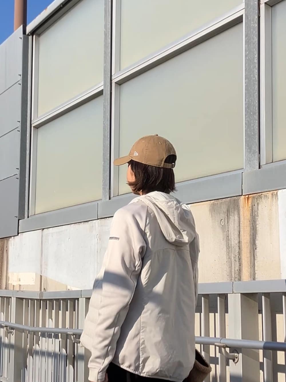 ホワイト系のその他アウター、ベージュ系のキャップを着用したレディースの冬コーディネートの3枚目の写真