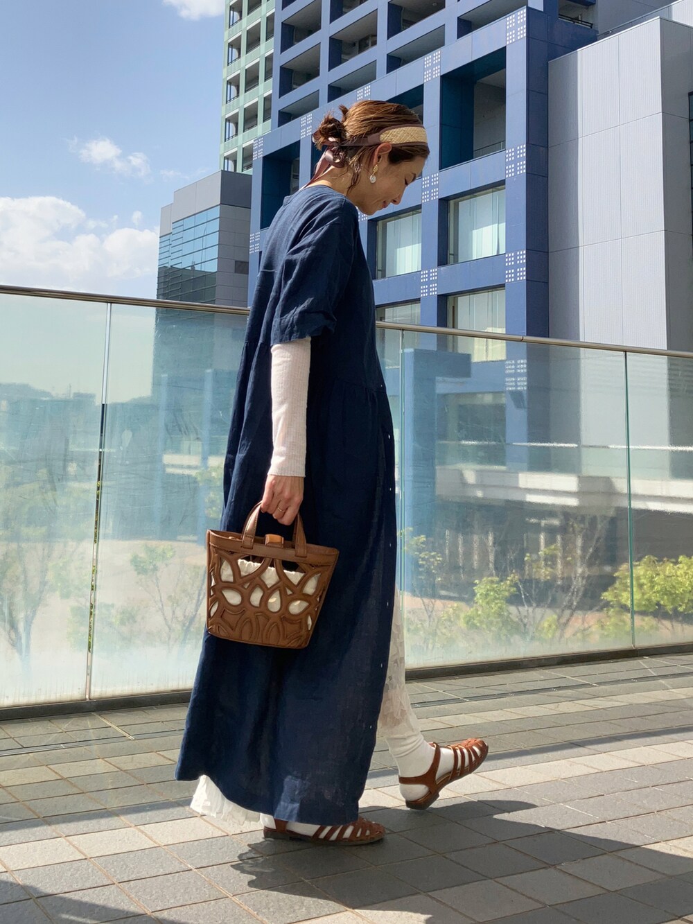 ブルー系のワンピース/ドレス、ホワイト系のワンピース、ホワイト系のTシャツ/カットソーを着用したレディースの春コーディネートの4枚目の写真