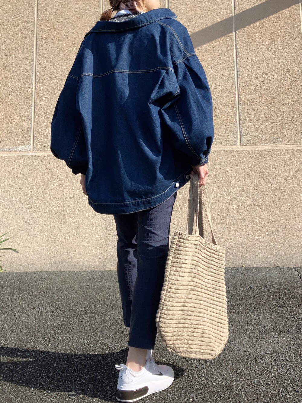 グレー系のベスト、ホワイト系のTシャツ/カットソー、ブルー系のデニムジャケットを着用したレディースの春コーディネートの3枚目の写真