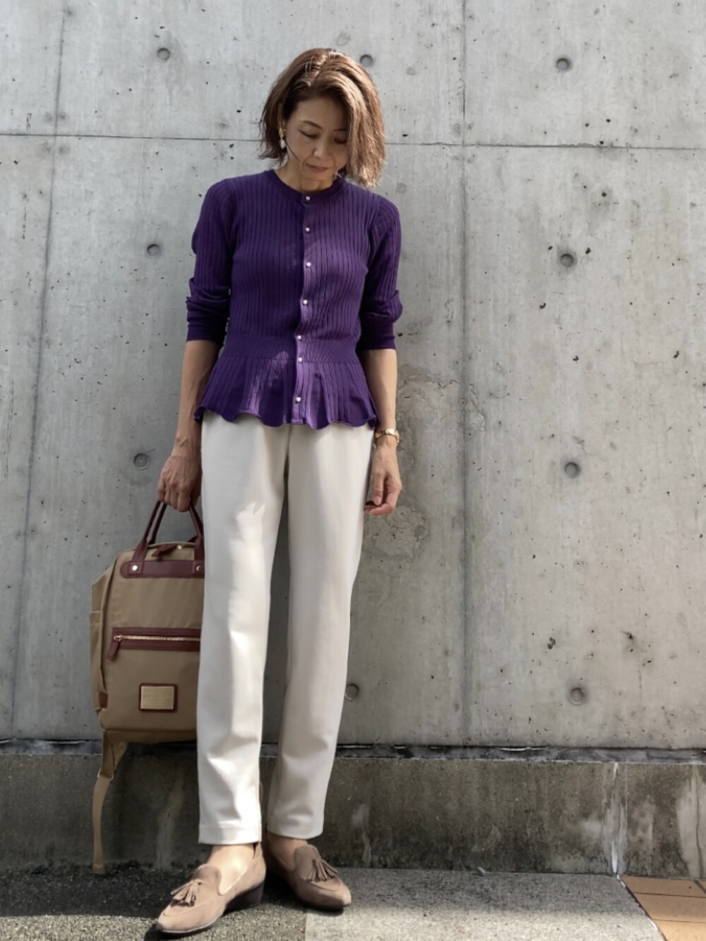 パープル系のカーディガン/ボレロ、ホワイト系のパンツ、ベージュ系のバックパック/リュックを着用したレディースの秋コーディネートの4枚目の写真