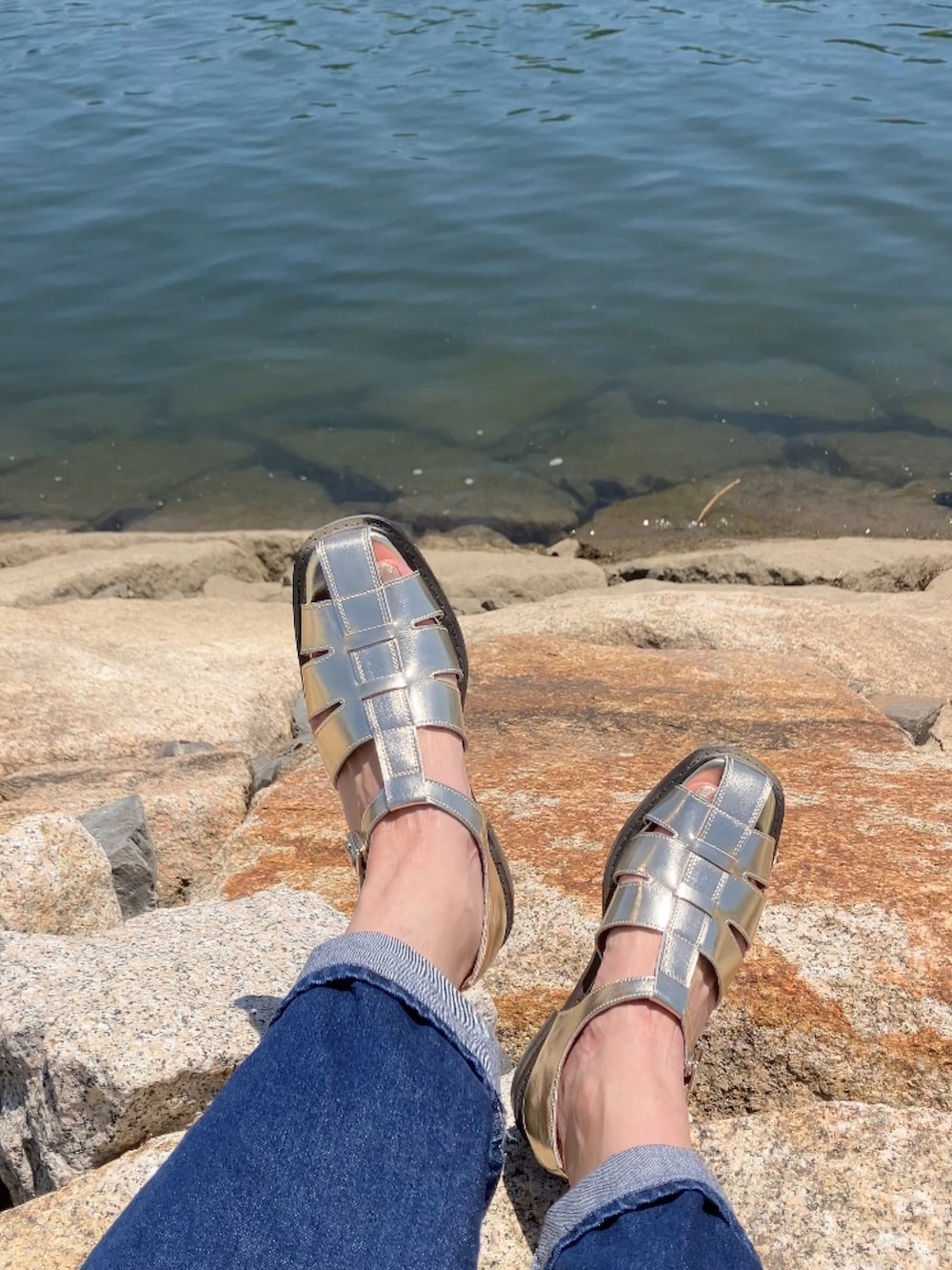 ゴールド系のサンダル、ベージュ系のテーラードジャケット、その他のTシャツ/カットソーを着用したレディースの夏コーディネートの3枚目の写真