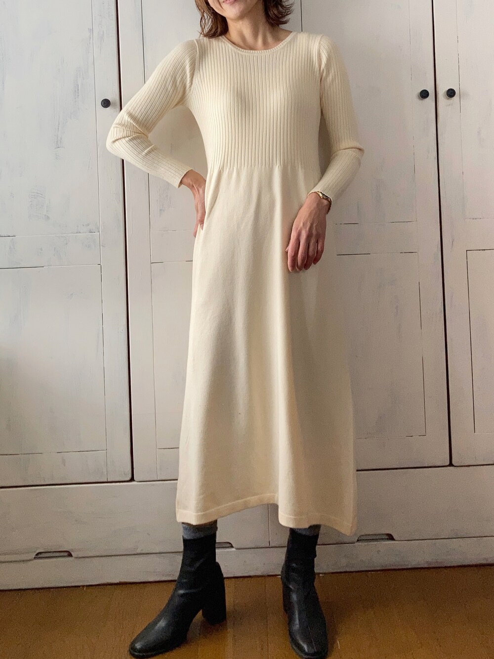 ホワイト系のワンピース、ベージュ系のジャケット/アウター、ブラック系のハンドバッグを着用したレディースの冬コーディネートの3枚目の写真