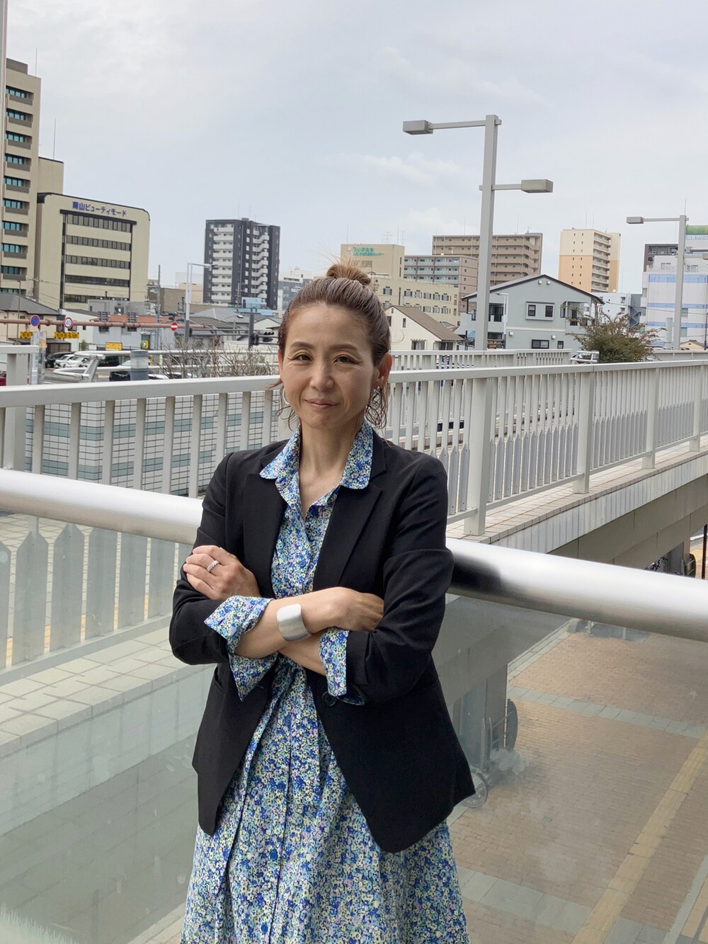 「オトナ女子、花柄、花柄ワンピース、To b. by agnes b.、アニエスベー、フレンチガーリー、フレンチカジュアル、40代ファッション、ジャケット」｜「To b. by agnes b.のWEB限定 WT62 DRESS ブルーミングフラワードレスミニ（シャツワンピース、ブルー系）」を使った、まゆみんさん（レディース・160cm）の春コーディネートの2枚目の写真