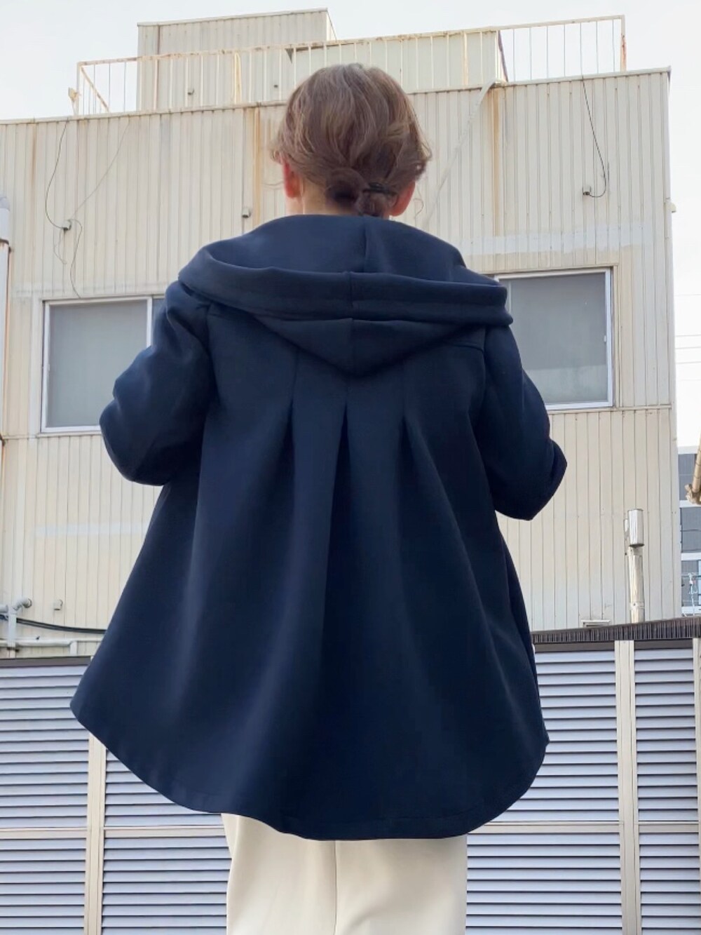 ブルー系のパーカー、ホワイト系のジャンパースカート、ブルー系のシャツ/ブラウスを着用したレディースの春コーディネートの3枚目の写真