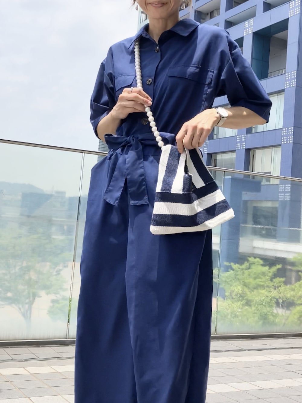 「つなぎ、オールインワン、お仕事コーデ、アラフィフ、40代ファッション」｜「Le temps richeのハーフスリーブオールインワン　＜Le temps riche＞（つなぎ/オールインワン、ブルー系）」を使った、まゆみんさん（レディース・160cm）の夏コーディネートの2枚目の写真