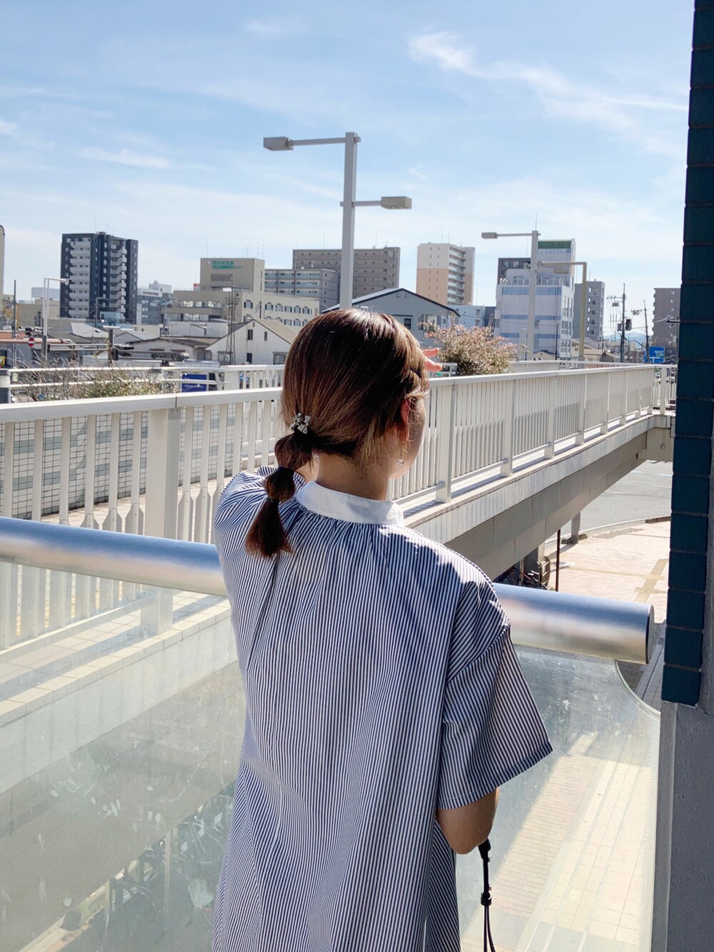 ブルー系のワンピース、ホワイト系のその他パンツ、ブラック系のボディバッグ/ウエストポーチを着用したレディースの夏コーディネートの2枚目の写真