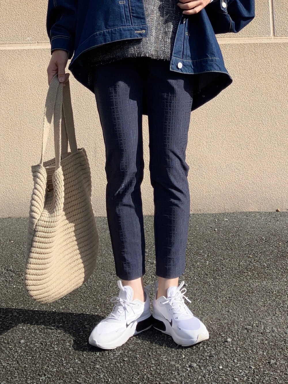 グレー系のベスト、ホワイト系のTシャツ/カットソー、ブルー系のデニムジャケットを着用したレディースの春コーディネートの5枚目の写真