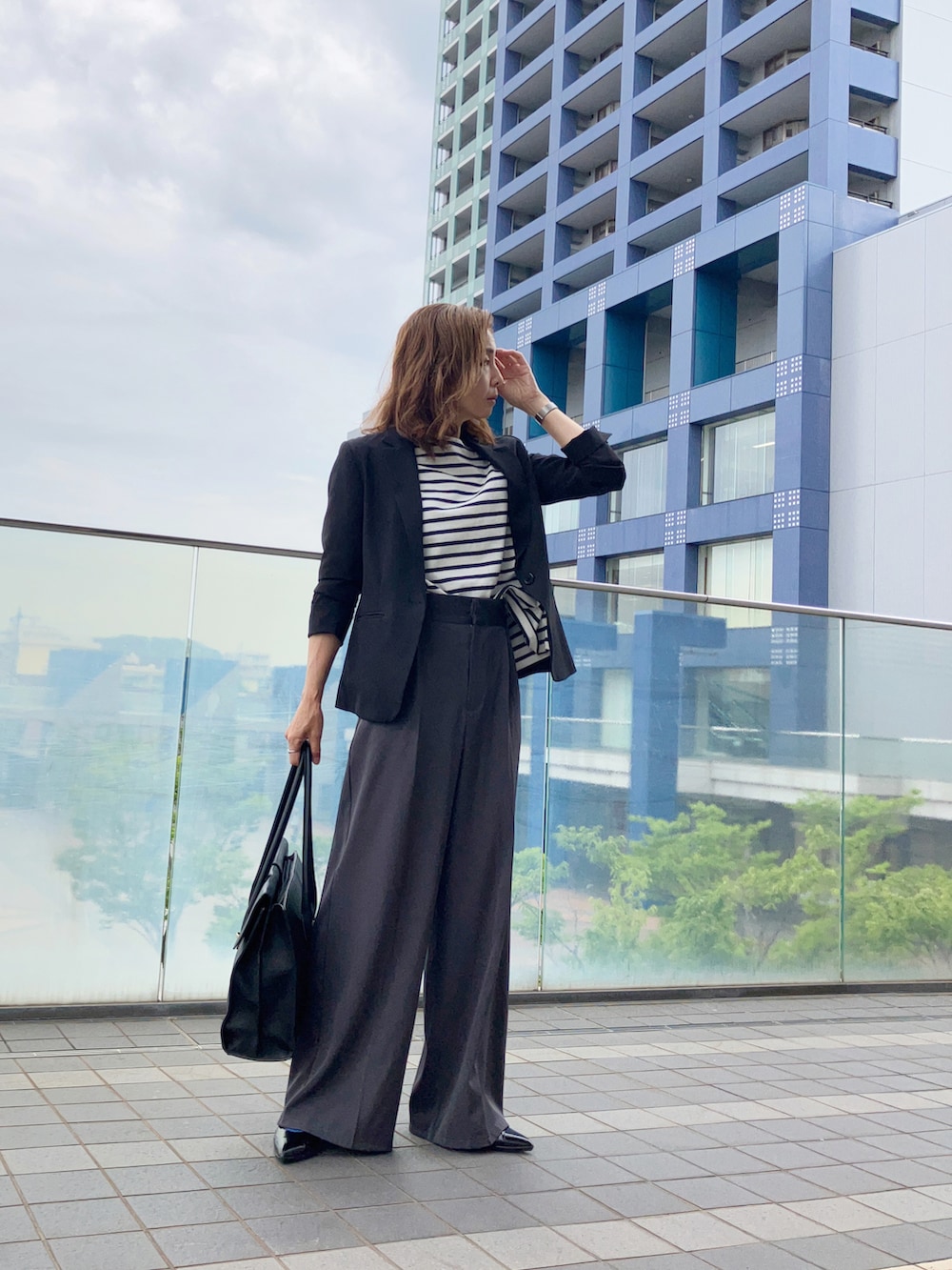 ブルー系のTシャツ/カットソー、グレー系のその他パンツ、ブラック系のスーツセットを着用したレディースの春コーディネートの5枚目の写真