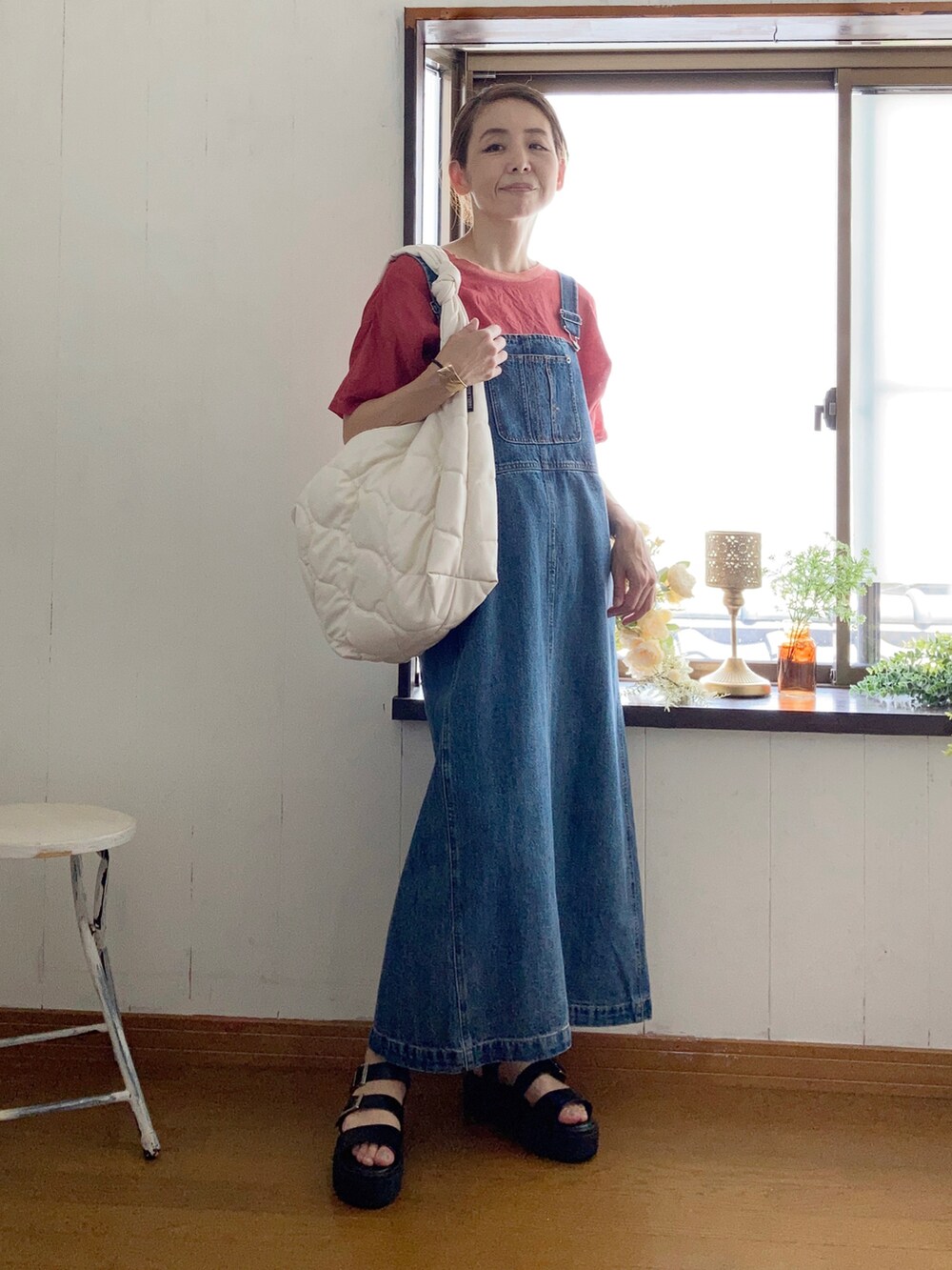 レッド系のトップス、ブルー系のサロペット/オーバーオール、ホワイト系のショルダーバッグを着用したレディースの夏コーディネートの4枚目の写真