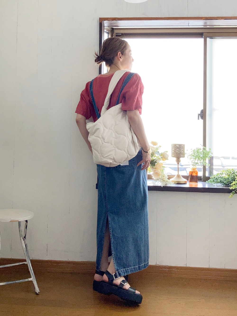 レッド系のトップス、ブルー系のサロペット/オーバーオール、ホワイト系のショルダーバッグを着用したレディースの夏コーディネートの2枚目の写真