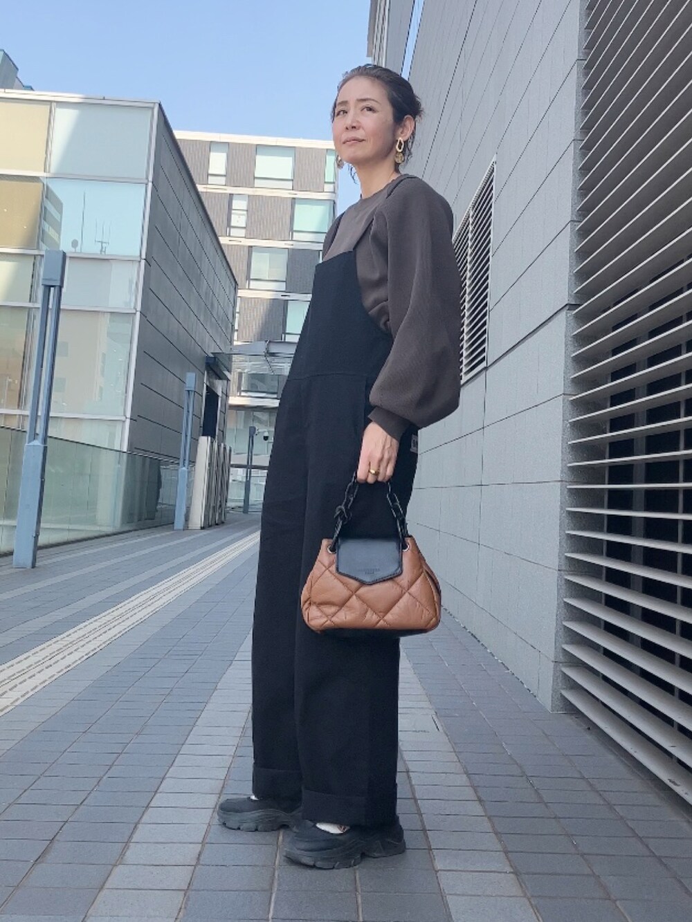「Lee、リー、サロペット、オーバーオール、オールインワン、お仕事コーデ、40代ファッション、ZARA、Sockwell」|「Leeの【さらっと着れる】Lee/リー リラックスサロペット(サロペット/オーバーオール、ブラック系)」を使った、まゆみんさん(レディース・160cm)の春コーディネートの5枚目の写真