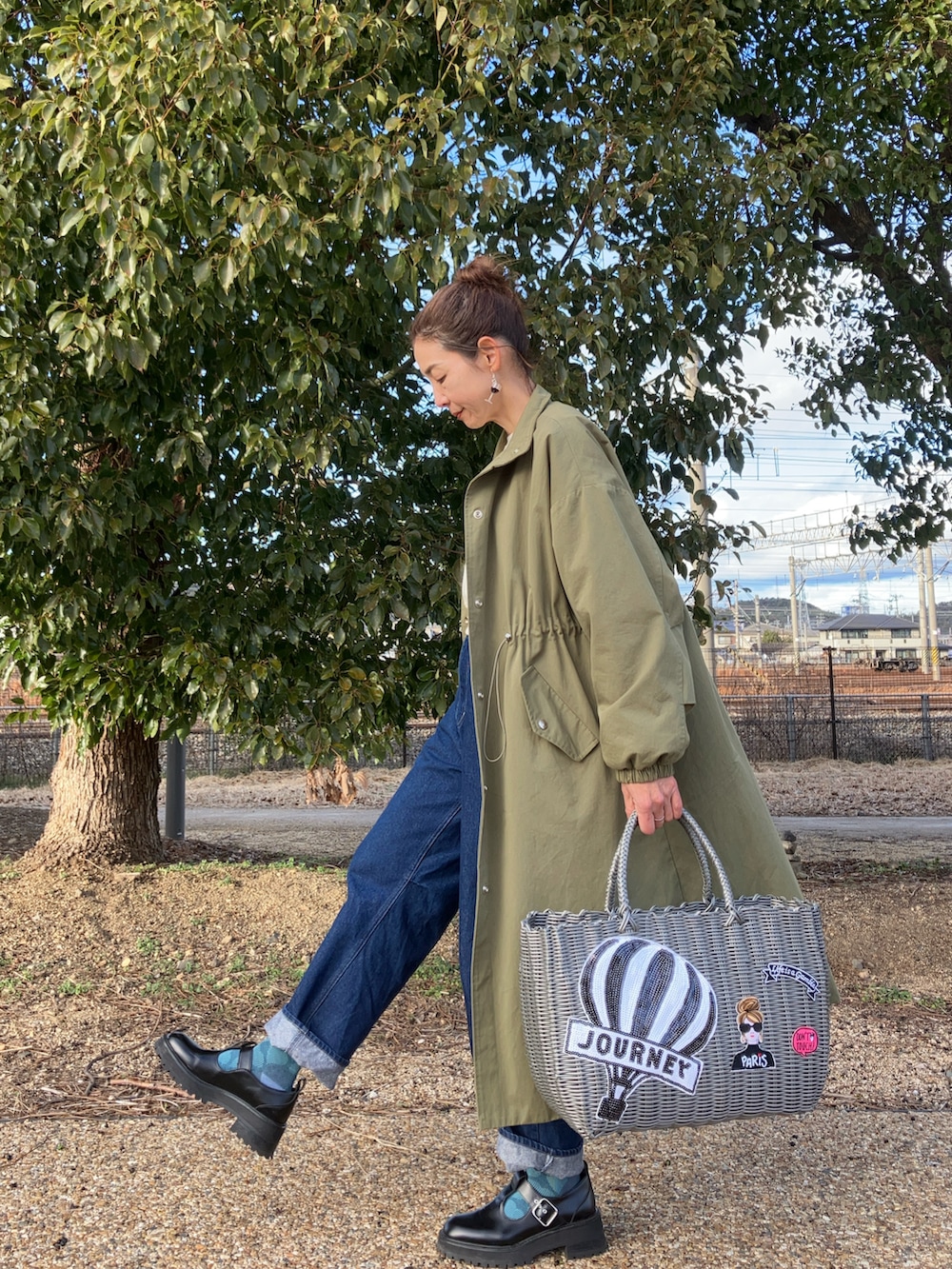 「uleula、ウルア、ロゴスウェット、ショート丈、デニム、アラフィフ、40代ファッション、50代ファッション」|「ULEULAのカレッジカスレロゴプルオーバー/ボリュームスリーブトップス(スウェット、ホワイト系)」を使った、まゆみんさん(レディース・160cm)の冬コーディネートの2枚目の写真