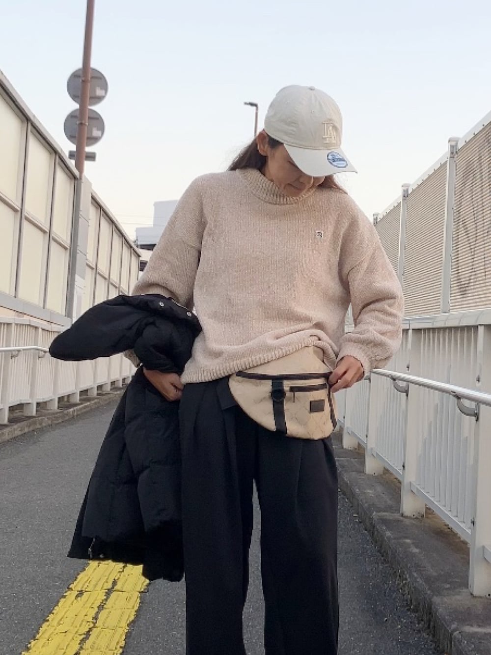 その他のショルダーバッグ、ベージュ系のニット/セーター、ベージュ系のキャップを着用したレディースの冬コーディネートの2枚目の写真