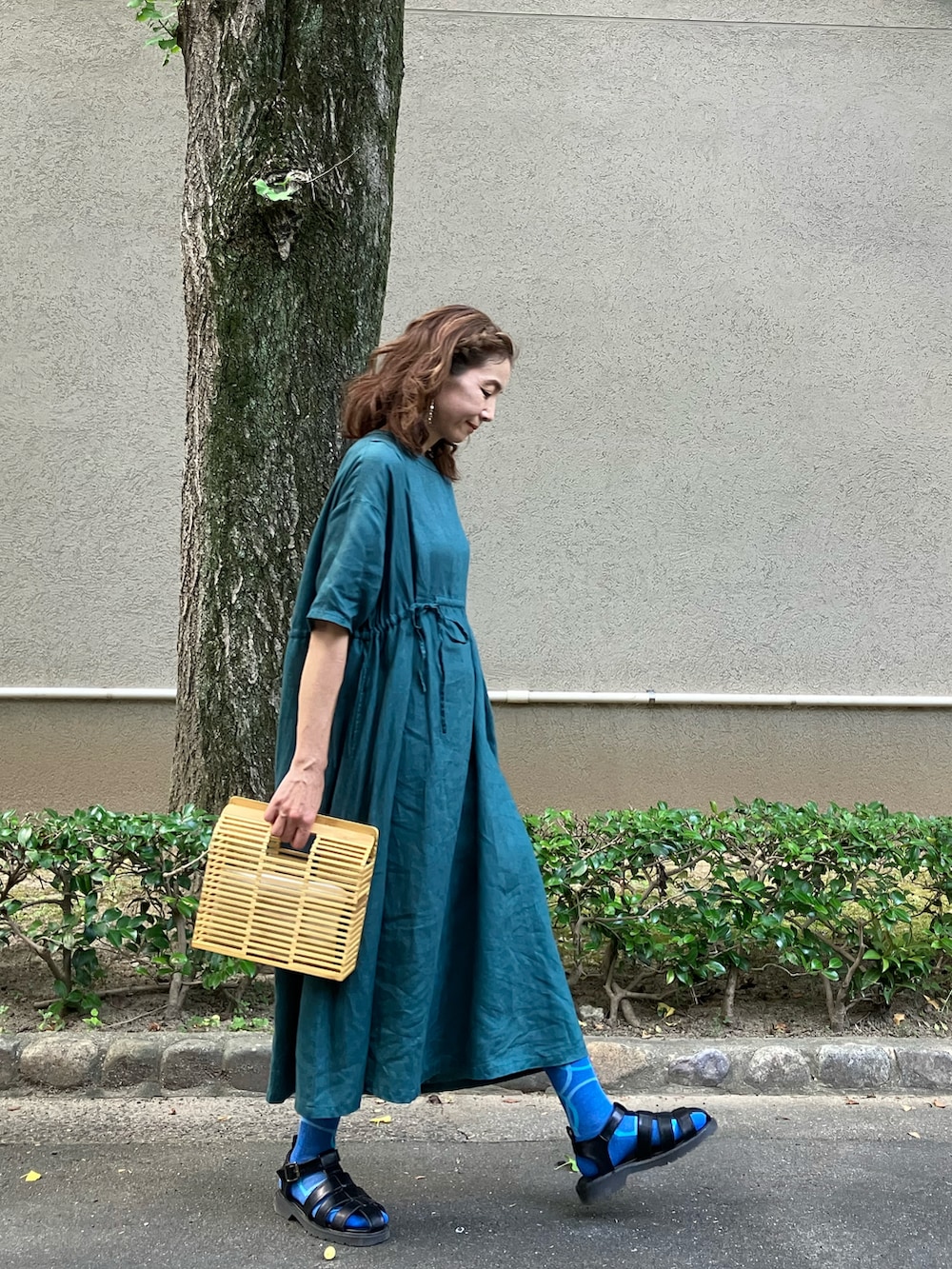 「リネンワンピース、グリーンコーデ、クレアデリス、Crea delice、Sockwell、着圧ソックス、カラーソックス、柄ソックス、Samansa Mos2、40代ファッション、アラフィフ」｜「Crea deliceのアイテム（ワンピース/ドレス、グリーン系）」を使った、まゆみんさん（レディース・160cm）の夏コーディネートの3枚目の写真