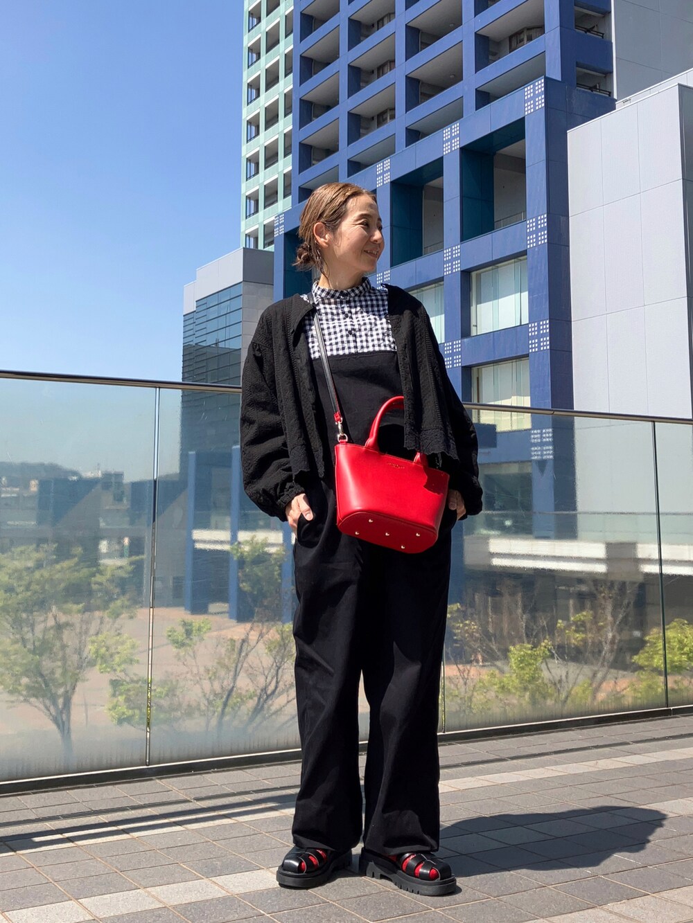 ブラック系のサロペット/オーバーオール、ブラック系のジャケット/アウター、ブラック系のシャツ/ブラウスを着用したレディースの春コーディネートの2枚目の写真