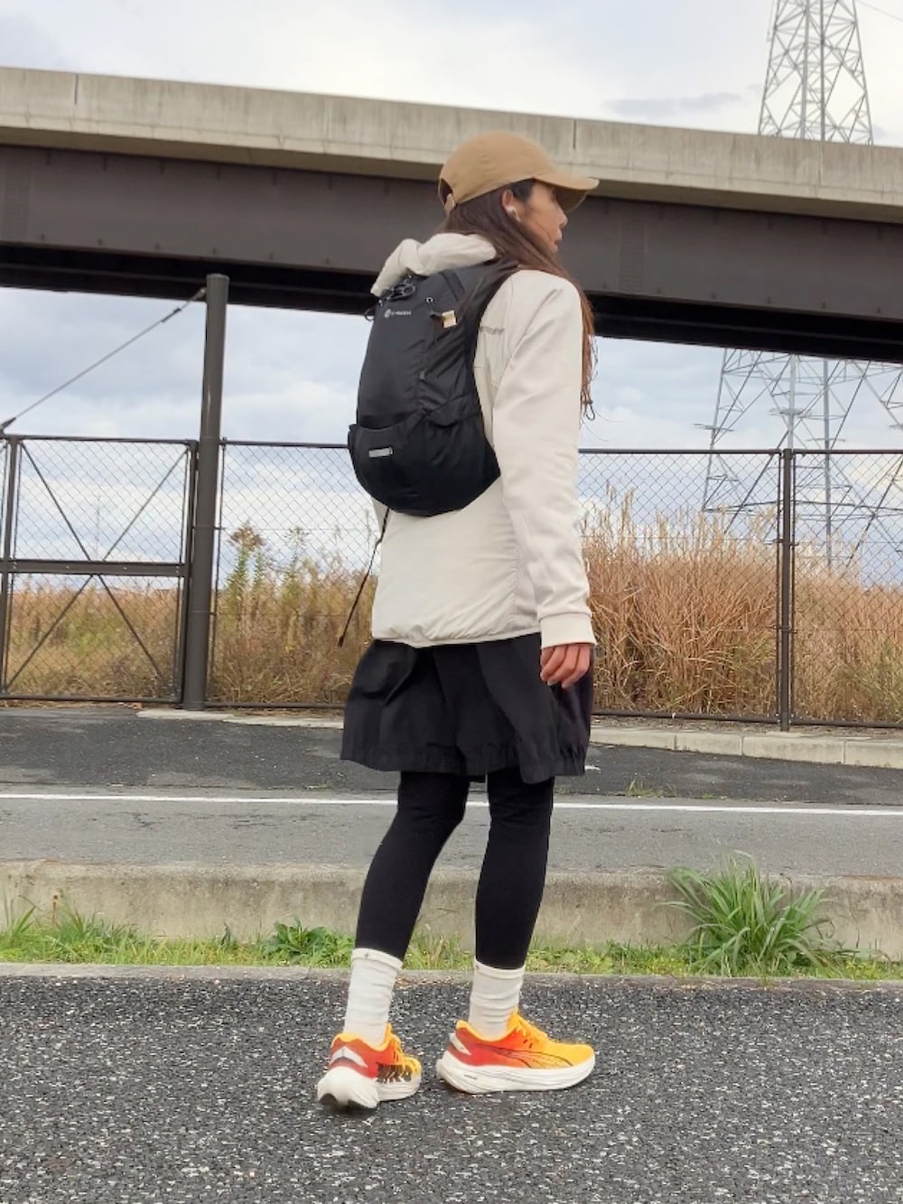 ベージュ系のキャップを着用したレディースの冬コーディネートの2枚目の写真