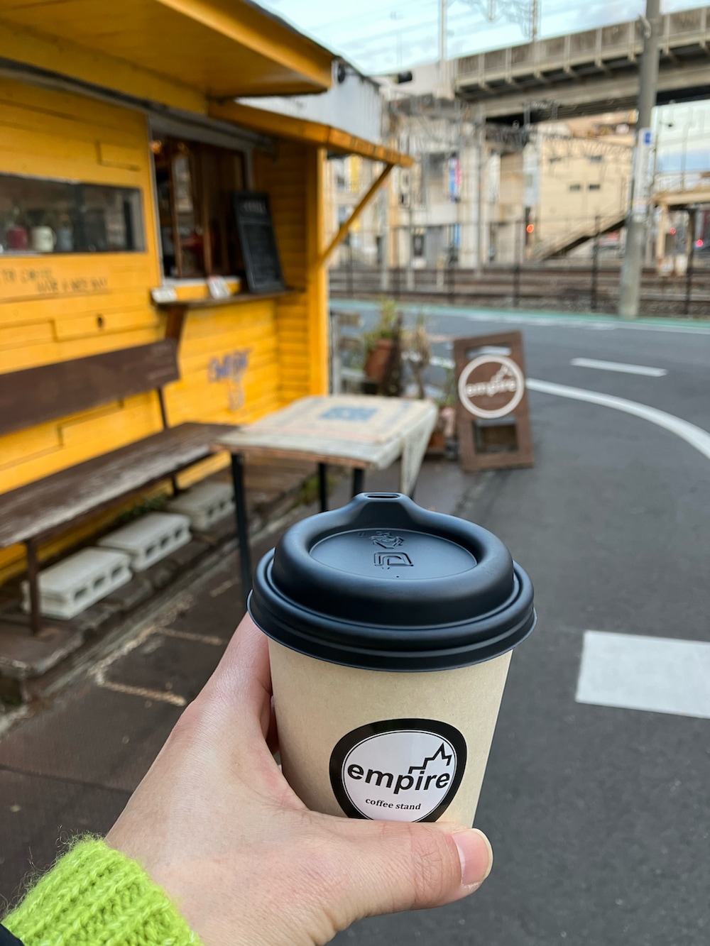 ブラック系のブルゾン、グリーン系のカーディガン/ボレロ、ブラック系のパンツを着用したレディースの冬コーディネートの2枚目の写真