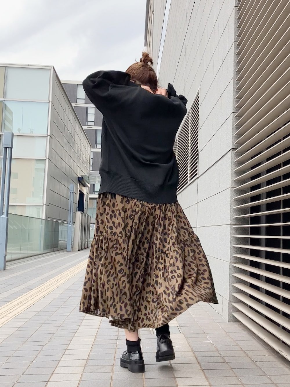 ブラウン系のワンピース、ブラック系のカーディガン/ボレロ、ブラック系のローファーを着用したレディースの冬コーディネートの4枚目の写真