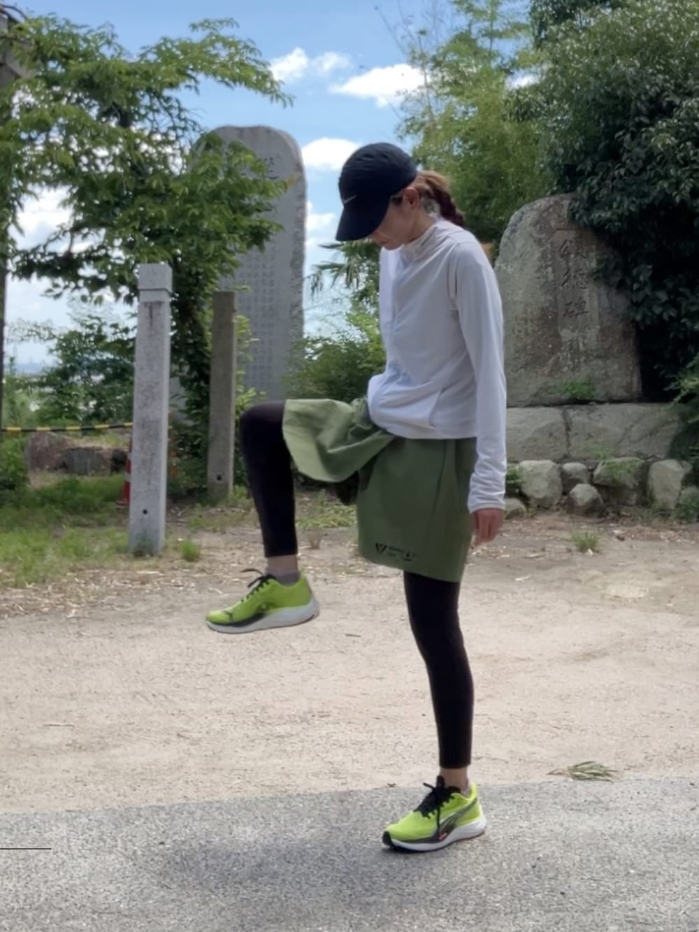 グリーン系のスカート、グリーン系のスニーカーを着用したレディースの夏コーディネートの3枚目の写真