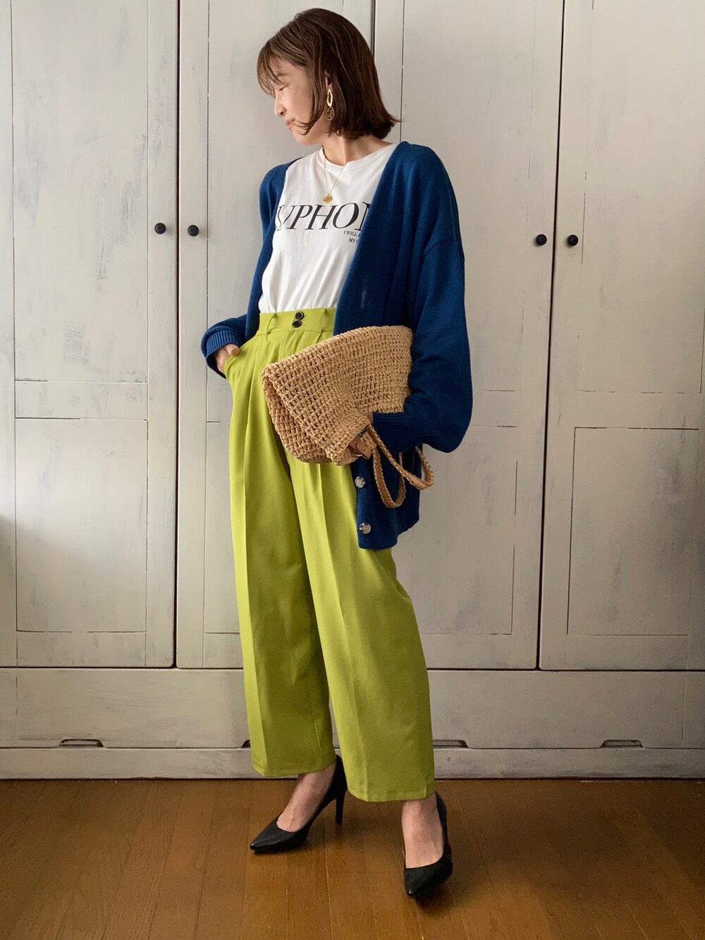 ブルー系のカーディガン/ボレロ、グリーン系のテーラードジャケット、ベージュ系のバッグを着用したレディースの春コーディネートの2枚目の写真