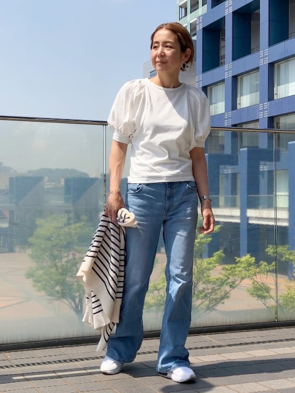 ホワイト系のTシャツ/カットソー、ブルー系のデニムパンツ、ブルー系のカーディガン/ボレロを着用したレディースの春コーディネートの3枚目の写真