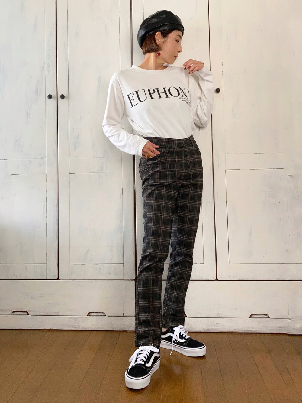 ブラック系のパンツ、ブラック系のTシャツ/カットソー、ブラック系のカーディガン/ボレロを着用したレディースの秋コーディネートの3枚目の写真