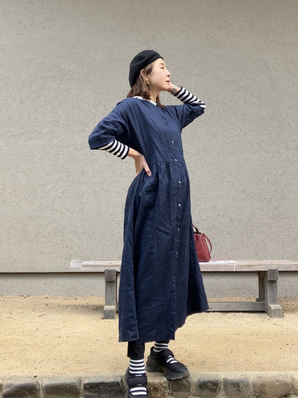 ブルー系のワンピース/ドレス、ブラック系のTシャツ/カットソー、ブラック系のシューズを着用したレディースの冬コーディネートの3枚目の写真