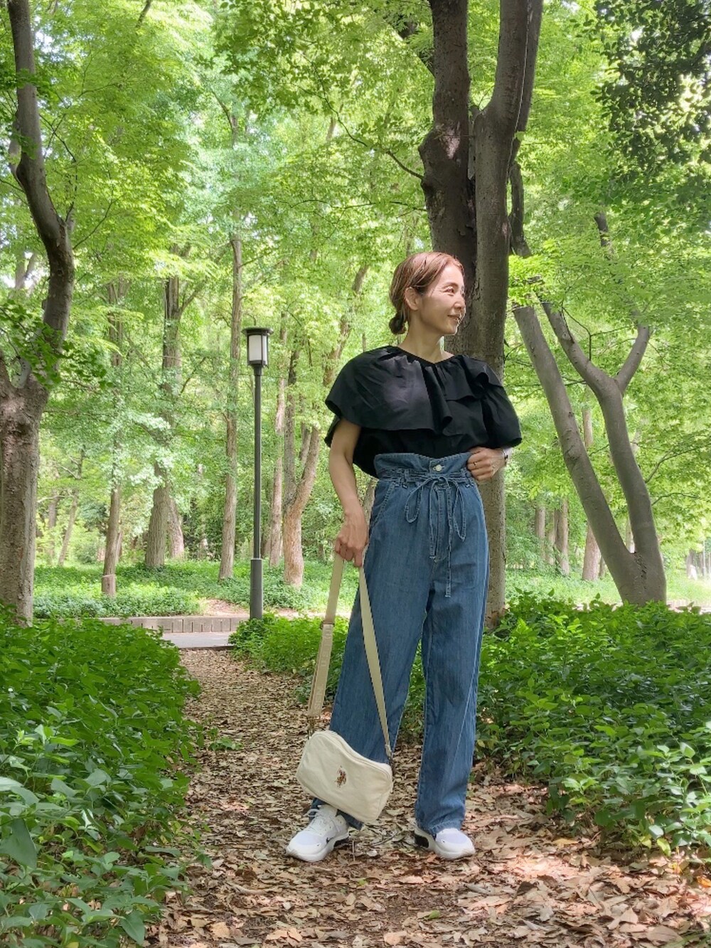 ブラック系のシャツ/ブラウス、ブルー系のサロペット/オーバーオール、ホワイト系のショルダーバッグを着用したレディースの春コーディネートの4枚目の写真