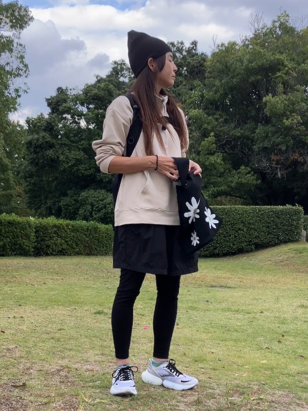 ブラック系のニットキャップ/ビーニーを着用したレディースの秋コーディネートの3枚目の写真