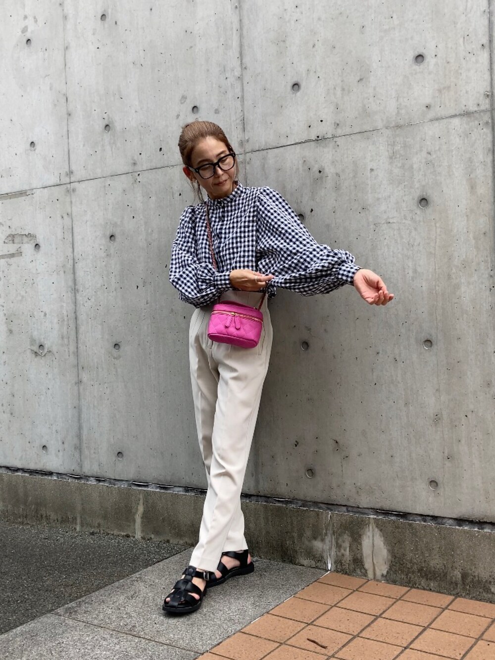ブラック系のシャツ/ブラウス、ホワイト系のパンツ、ピンク系のショルダーバッグを着用したレディースの夏コーディネートの3枚目の写真