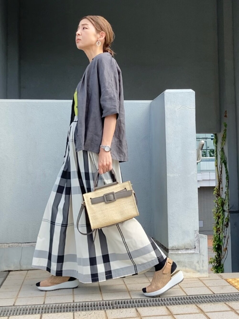 グレー系のシャツ/ブラウス、ホワイト系のスカート、グリーン系のタンクトップを着用したレディースの夏コーディネートの2枚目の写真