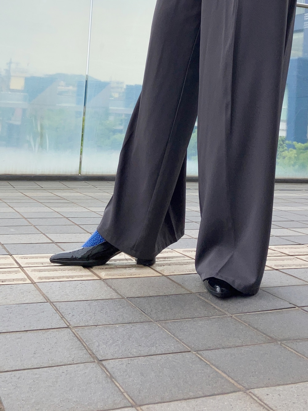 ブルー系のTシャツ/カットソー、グレー系のその他パンツ、ブラック系のスーツセットを着用したレディースの春コーディネートの4枚目の写真