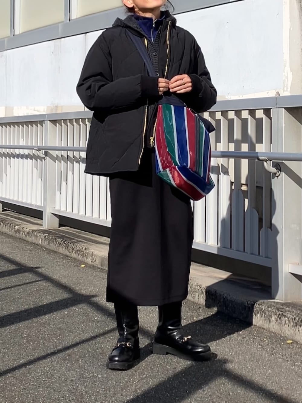 ブラック系のダウンジャケット/コートを着用したレディースの冬コーディネートの4枚目の写真