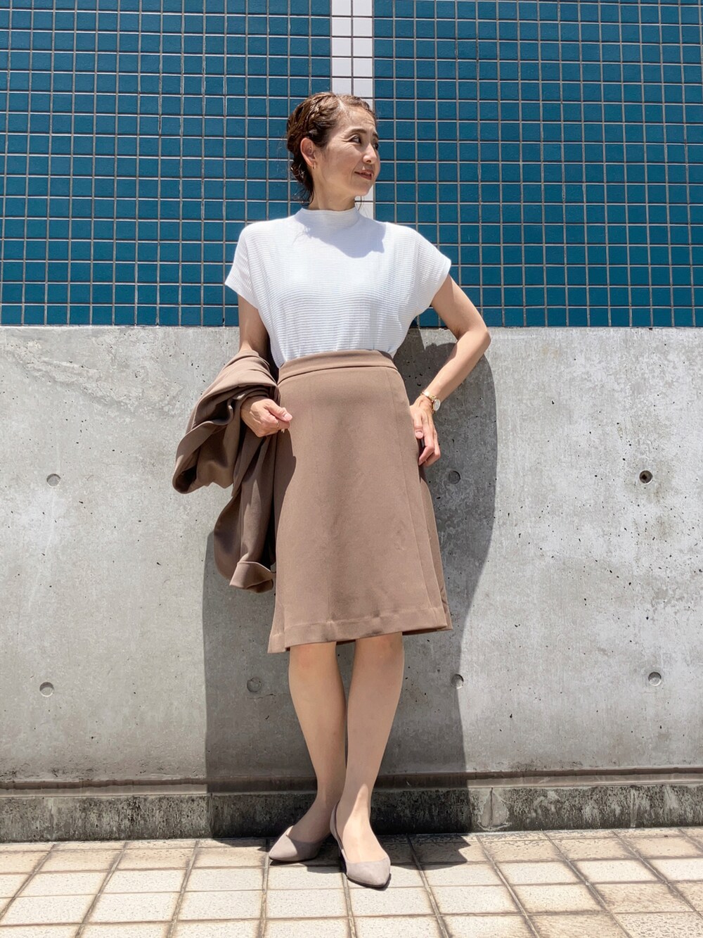 ブラウン系のスカート、ホワイト系のTシャツ/カットソー、ブラウン系のスーツセットを着用したレディースの夏コーディネートの4枚目の写真