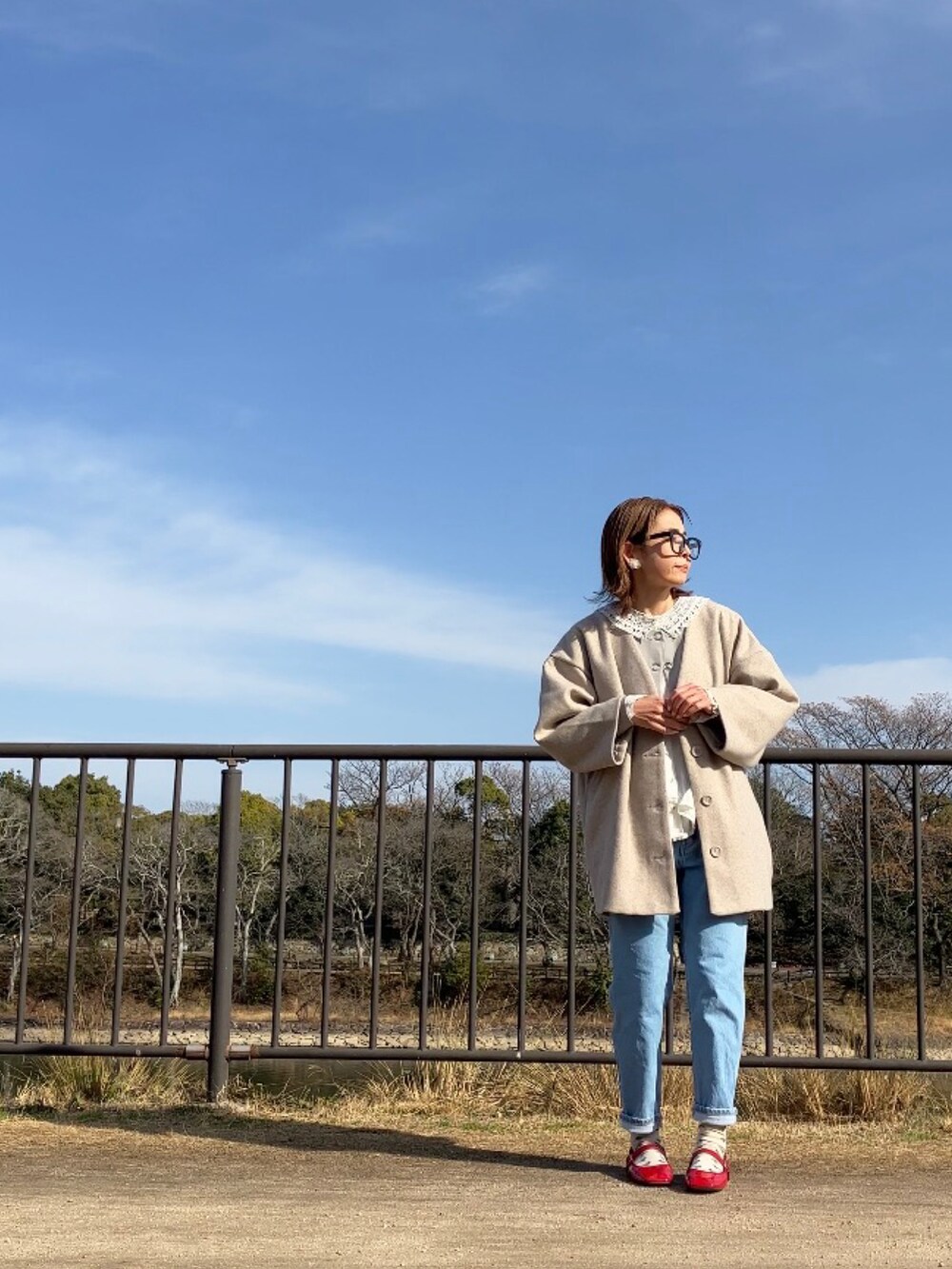 レッド系のパンプス、ホワイト系のシャツ/ブラウス、グレー系のカーディガン/ボレロを着用したレディースの冬コーディネートの5枚目の写真