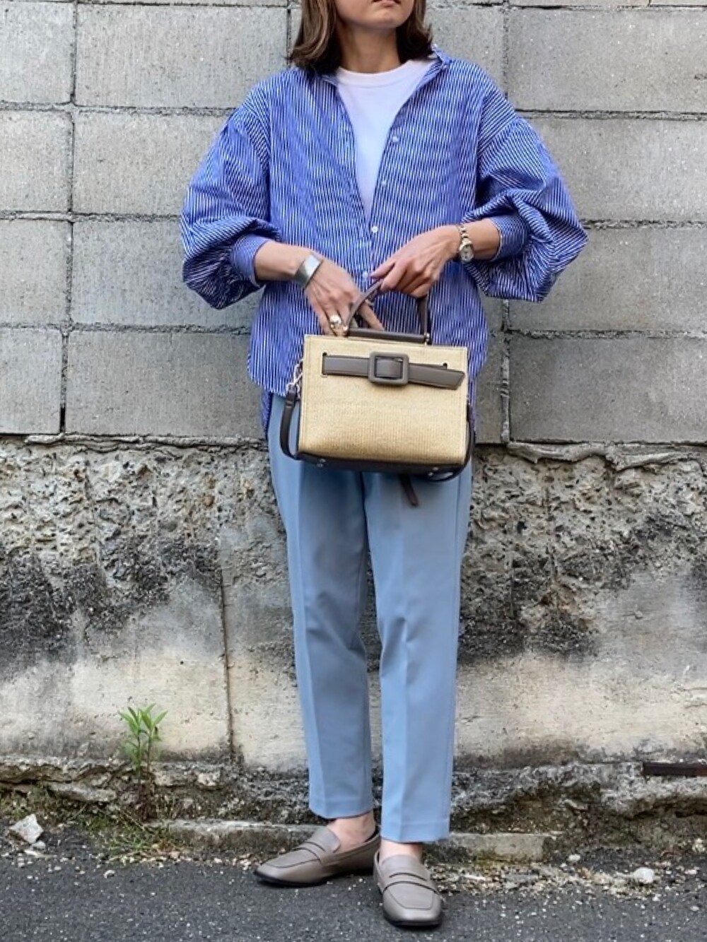 グレー系のハンドバッグ、ブルー系のシャツ/ブラウス、ブルー系のその他パンツを着用したレディースの春コーディネートの3枚目の写真