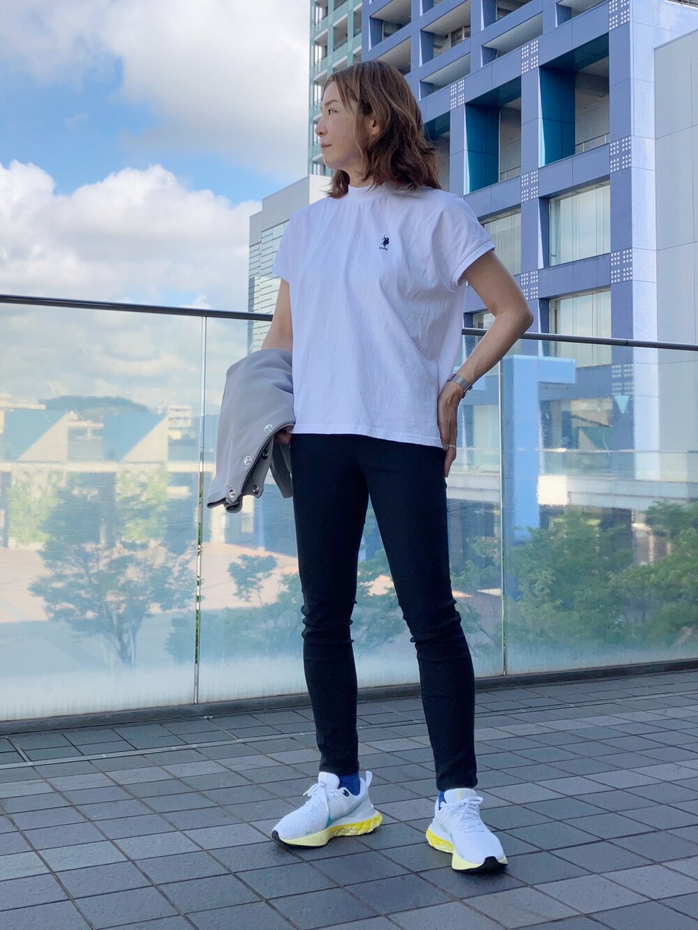 ホワイト系のTシャツ/カットソー、グレー系のカーディガン/ボレロ、ブラック系のパンツを着用したレディースの春コーディネートの4枚目の写真