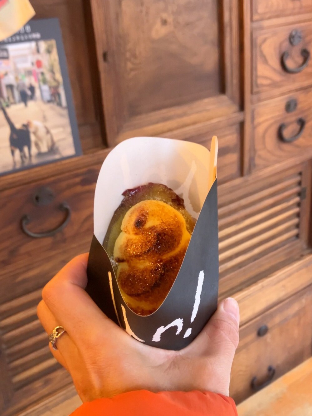 ベージュ系のキャップを着用したレディースの冬コーディネートの2枚目の写真