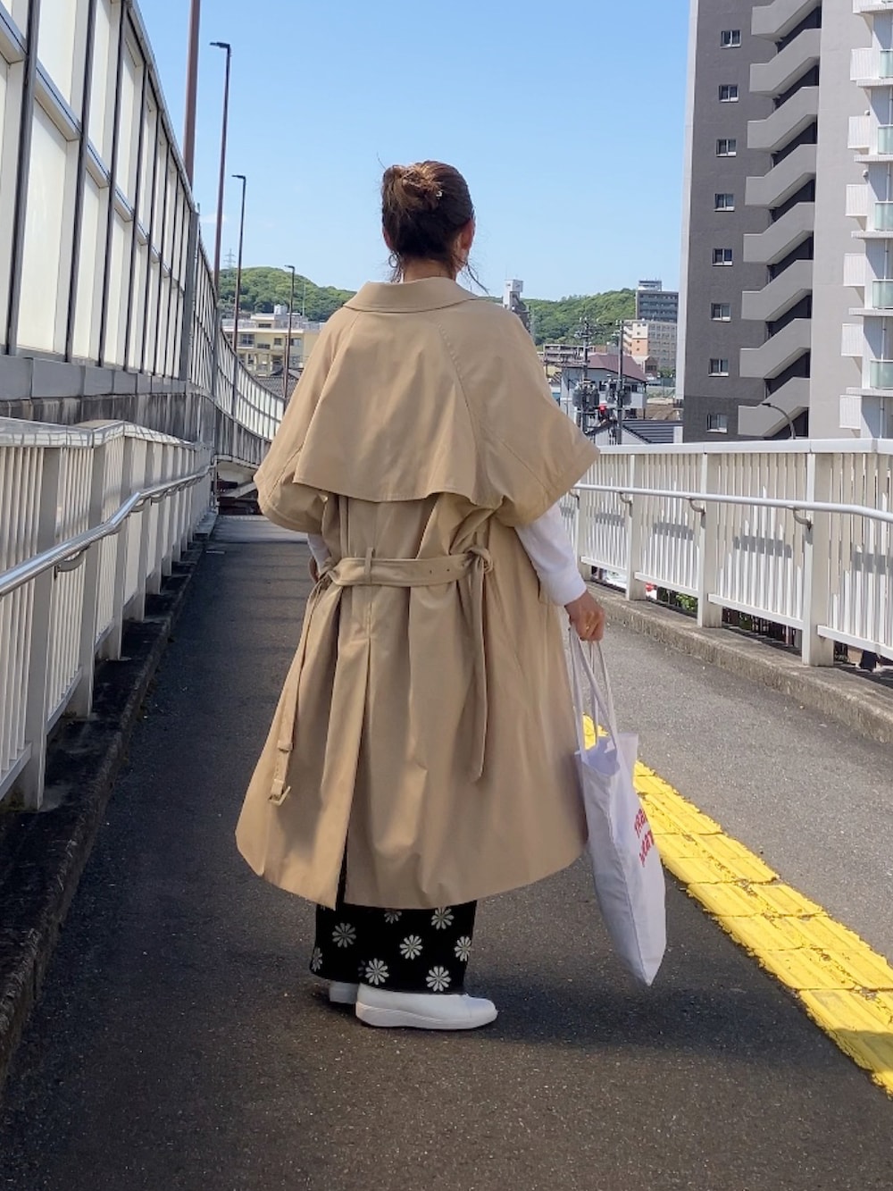 「NOISEMAKER、ノイズメーカー、春アウター、ステンカラーコート、アラフィフ、40代ファッション、50代ファッション」｜「NOISE MAKERの2WAYステンカラーコート（トレンチコート、ベージュ系）」を使った、まゆみんさん（レディース・160cm）の春コーディネートの3枚目の写真