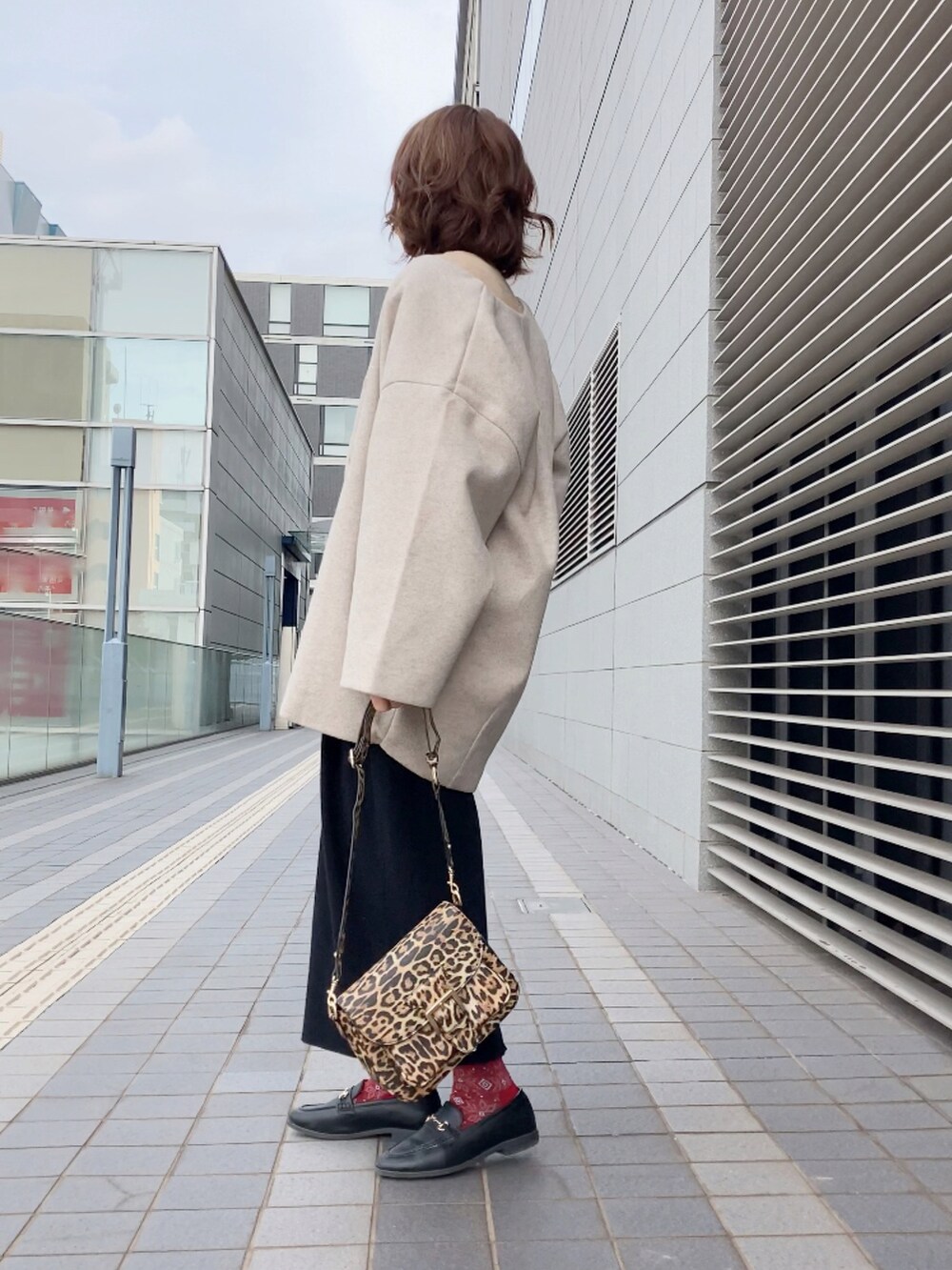 「apretro、ミドル丈、コクーンシルエット、ノーカラーコート、renorm、リノーム、ニットワンピース、Sockwell、ソックウェル、柄ソックス、moussy、柄バッグ、レオパード柄、マウジー、40代ファッション」｜「ap retroのノーカラーVネックミディコート（ノーカラーコート、ベージュ系）」を使った、まゆみんさん（レディース・160cm）の秋コーディネートの2枚目の写真
