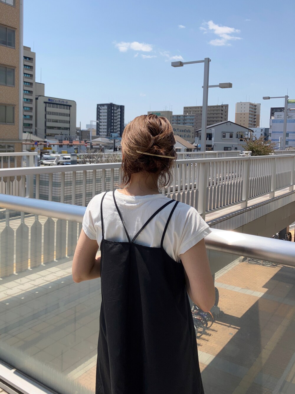 ブラック系のワンピース/ドレス、ホワイト系のTシャツ/カットソー、ホワイト系のスニーカーを着用したレディースの春コーディネートの4枚目の写真